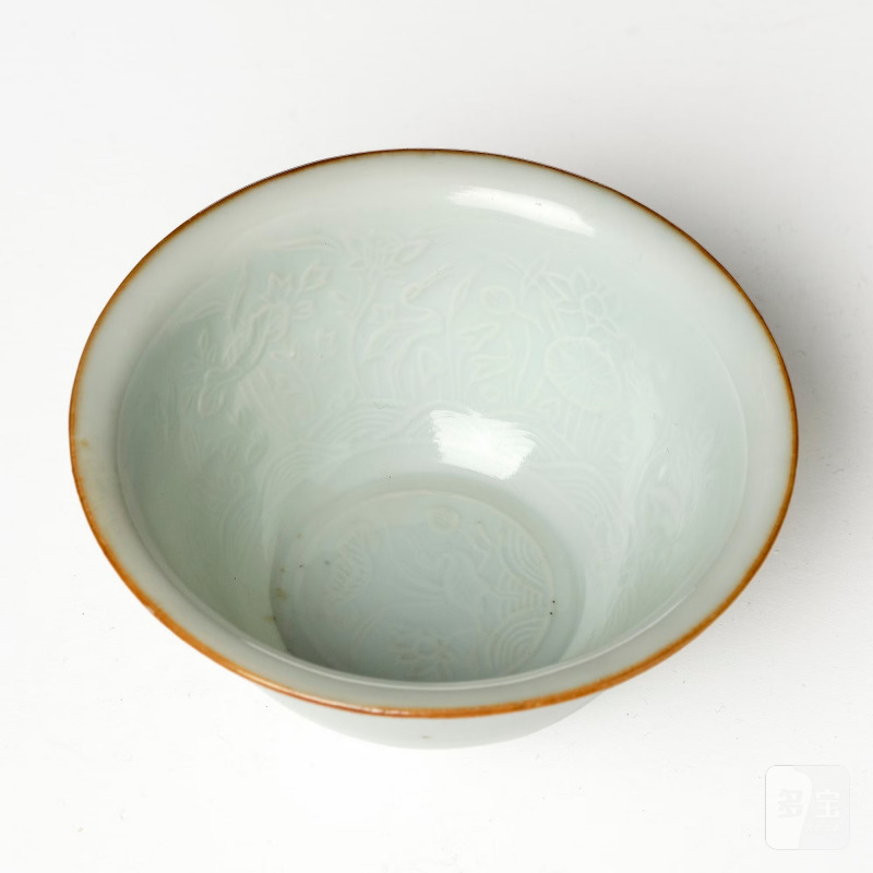 A moulded white-glazed 'anhua' decorated cup, - 图9